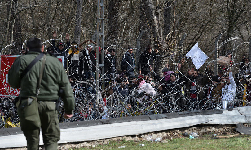 Grecia, lancio di lacrimogeni contro i migranti alla frontiera