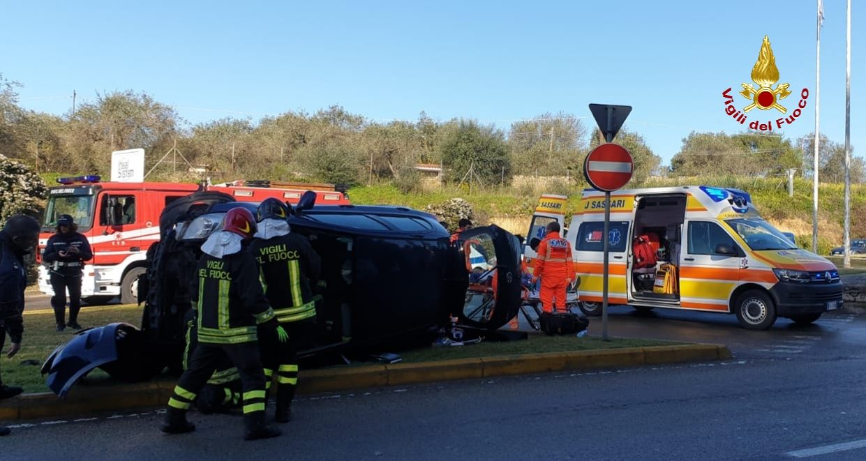 Sassari, incidente stradale in via Budapest: intervento dei vigili del fuoco