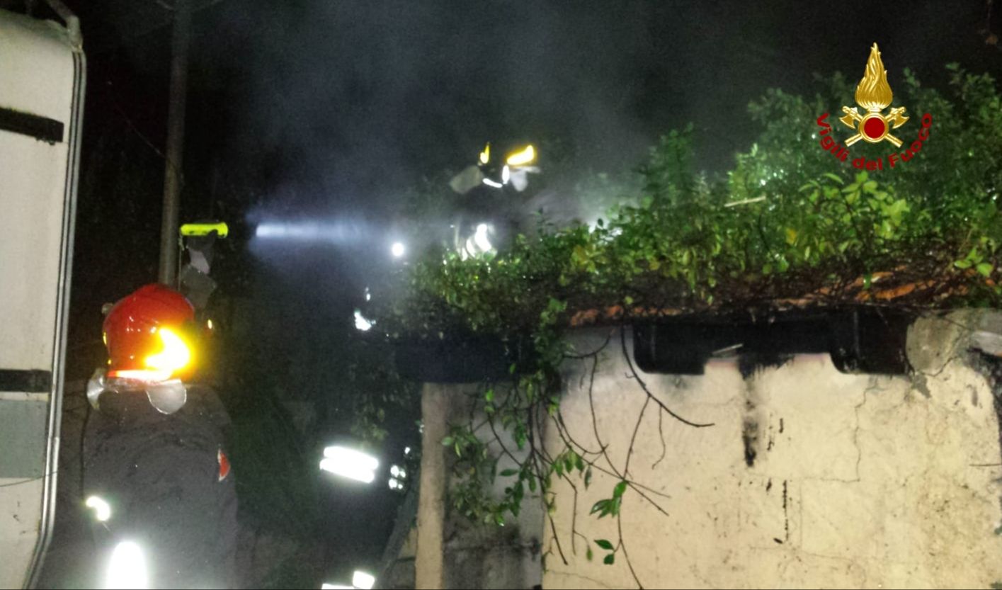 Incendio nella notte a Porto Torres, i vigili del fuoco riescono a salvare un camper