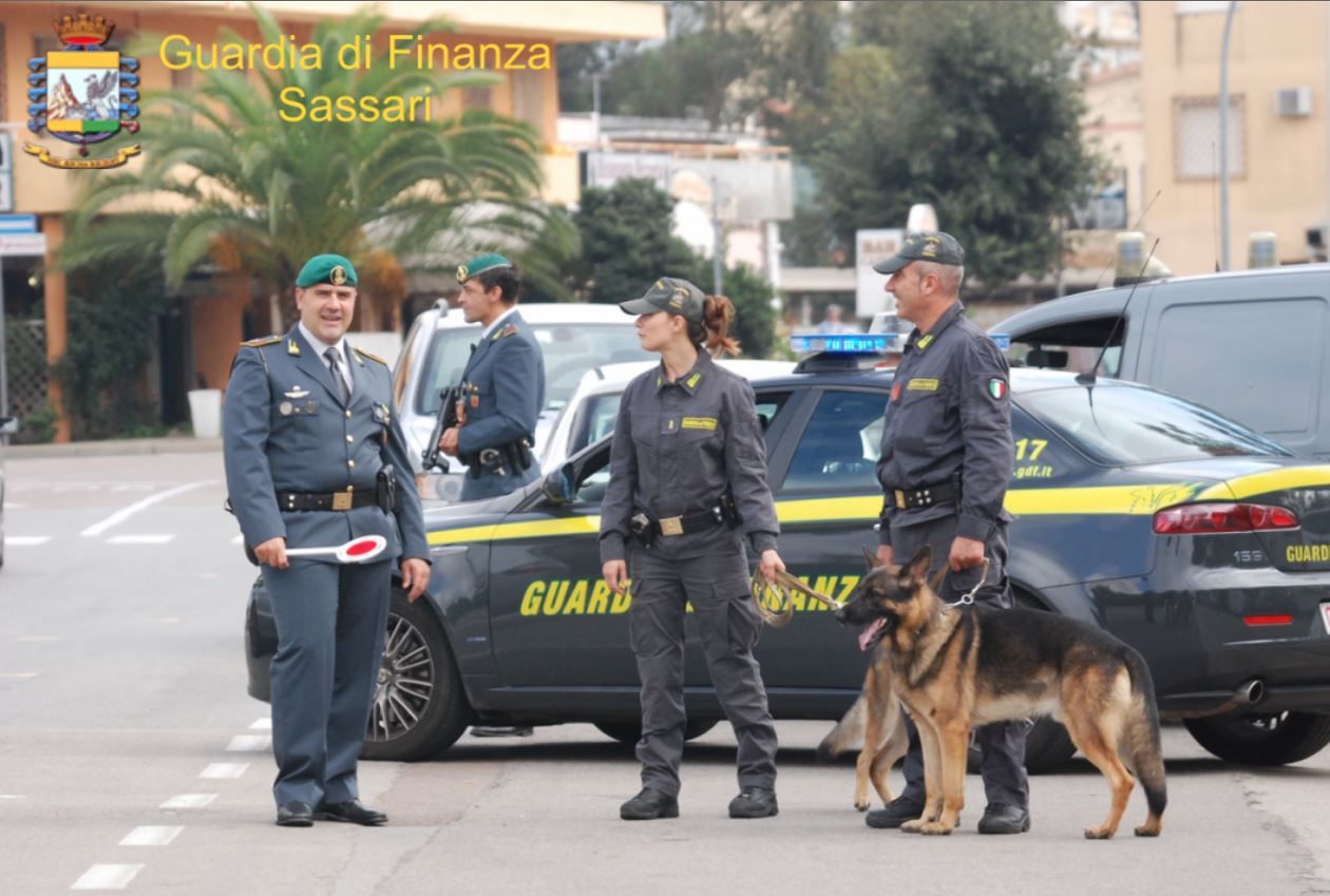 Sardegna, business delle mascherine non certificate: la Finanza sospende 4 attività commerciali