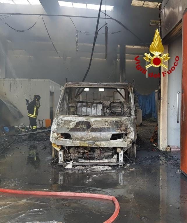 Fiamme a Settimo, danni a un capannone: paura per alcune bombole di gpl