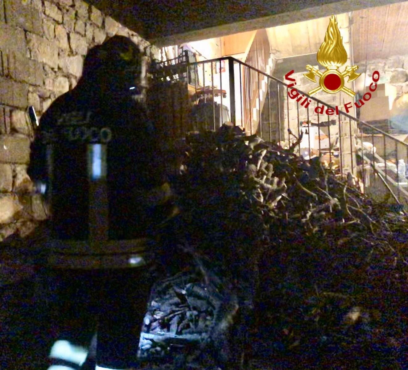 Scoppia un incendio nella legnaia di una casa in centro: paura nella notte a Orgosolo