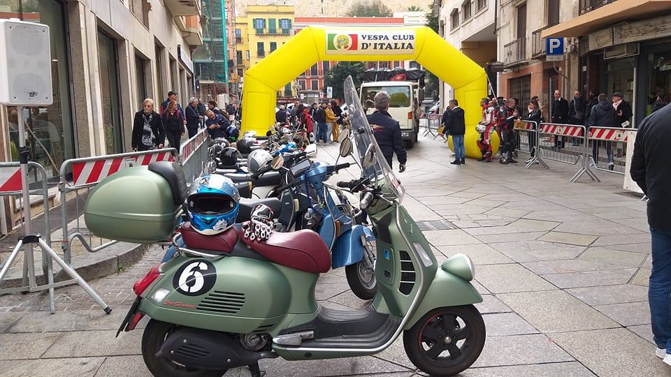 Vespiglia al via a Cagliari: tutto pronto per la sfida in Vespa tra quartieri storici