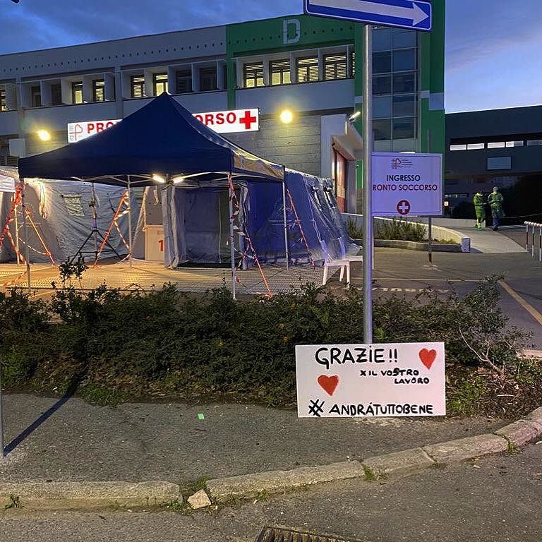 Fuori dal Policlinico un cartello con un augurio speciale: “Andrà tutto bene, grazie per il vostro lavoro”