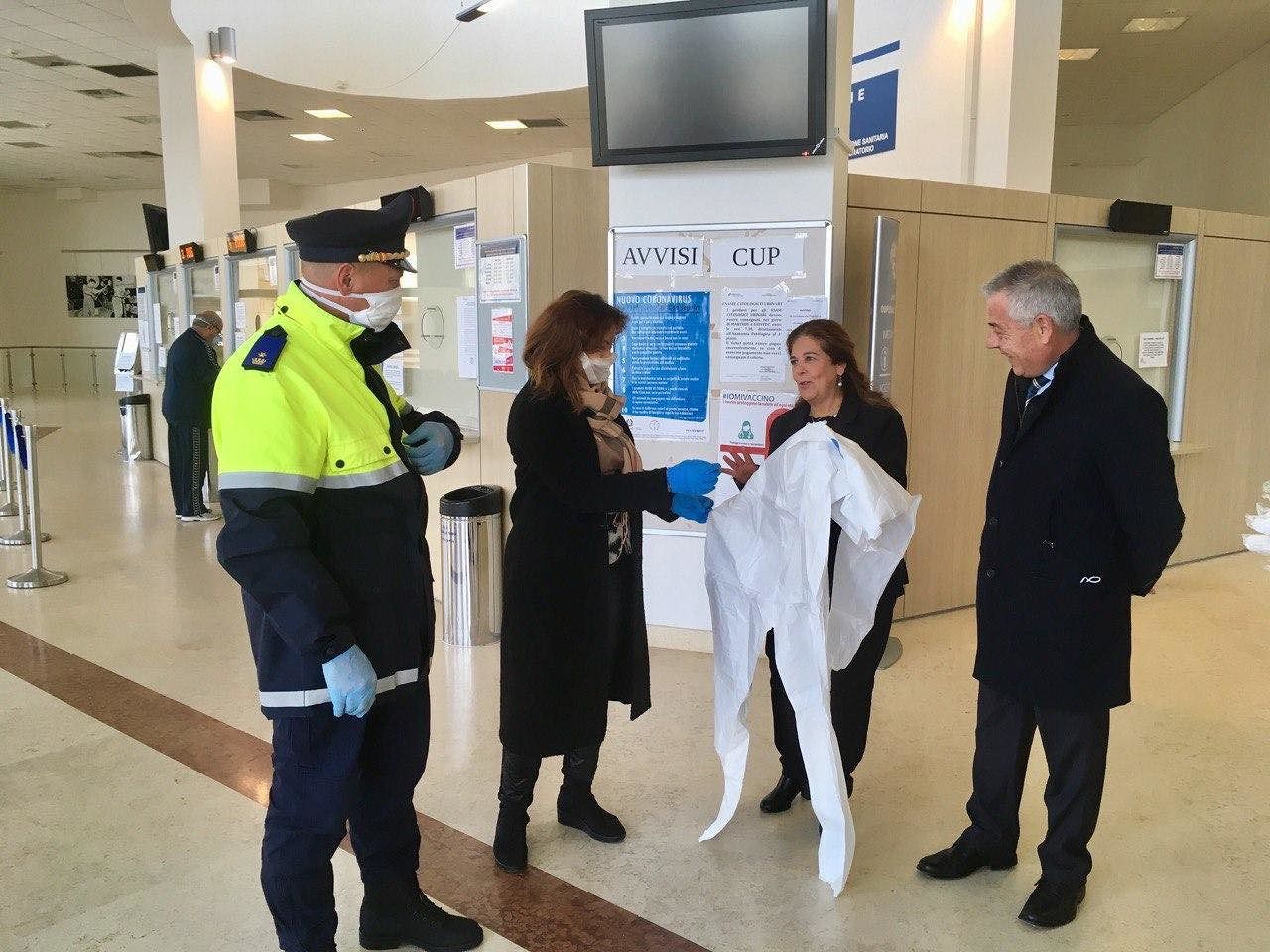 “L’unico contagio che ci piace, la solidarietà”: donate 100 tute protettive all’ospedale Sirai di Carbonia