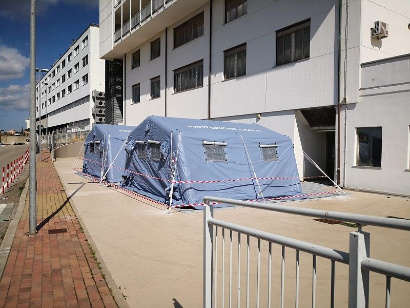 Sassari, accessi limitati al massimo negli ospedali: “E si entra solo con la mascherina chirurgica”