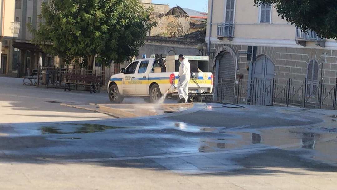 L’esempio di Sanluri contro il virus: sanificate tutte le strade, i parcheggi e i marciapiedi