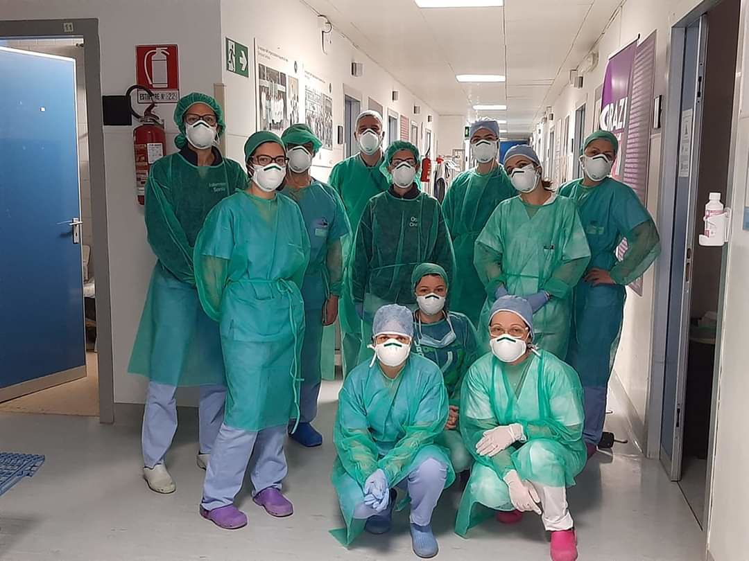 Cagliari, messaggio di speranza dall’Urologia blindata del Brotzu: “Forza guerriere, andrà tutto bene” 