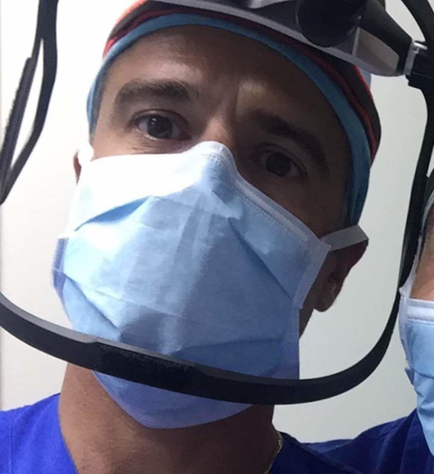 Coronavirus, l’appello di un medico sardo: “A casa vi annoiate? Fate mascherine”