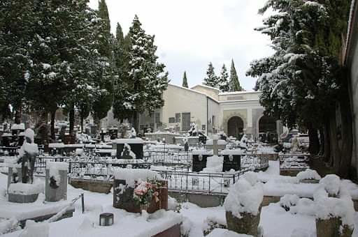 Coronavirus, a Seui troppe visite al cimitero: il sindaco è costretto a chiuderlo 