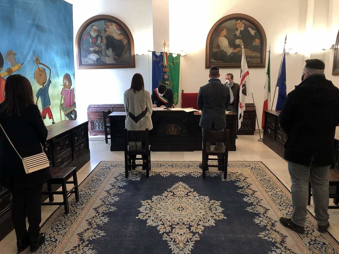 L’amore più forte del Coronavirus, a Nuoro matrimonio con guanti e mascherine: “La vita continua”