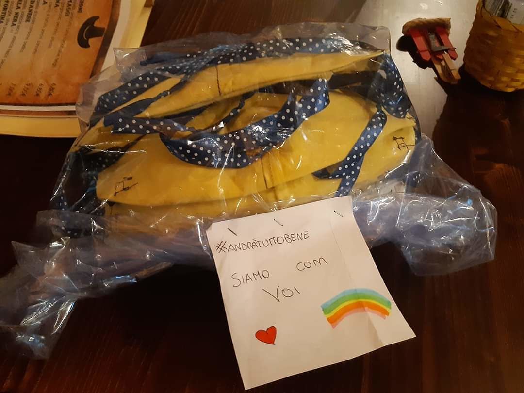 Iglesias, il pizzaiolo è in difficoltà: un cliente regala gratis le mascherine per farli lavorare