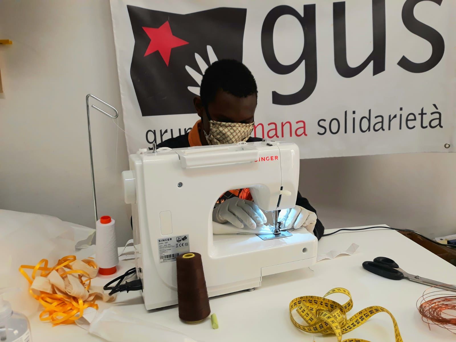 Porto Torres, i rifugiati dello Sprar confezionano copribocca e naso per far fronte all’emergenza Covid