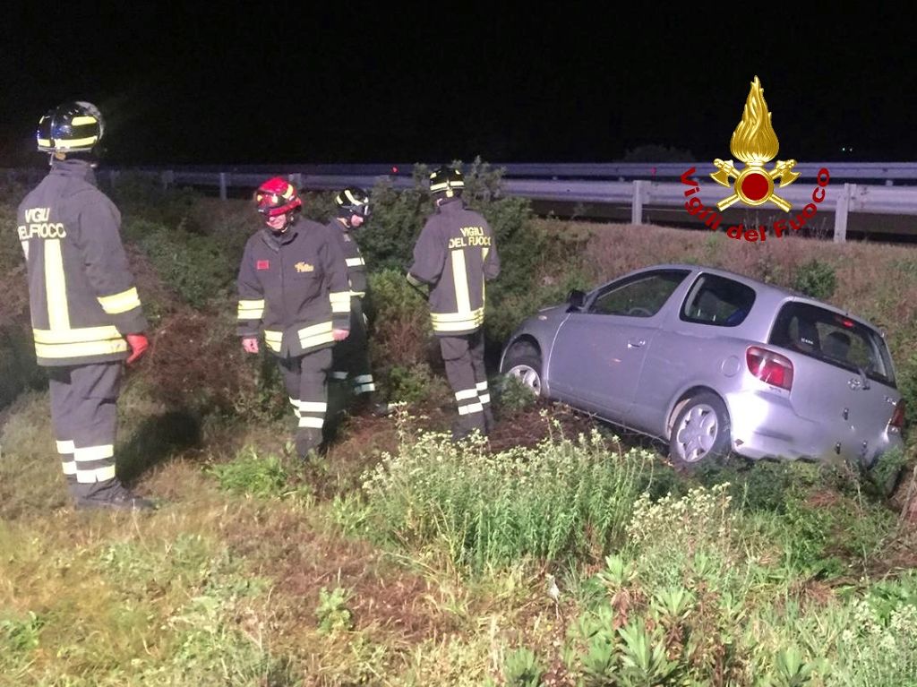 Paura sulla Ss 131, uomo finisce fuori strada con l’auto