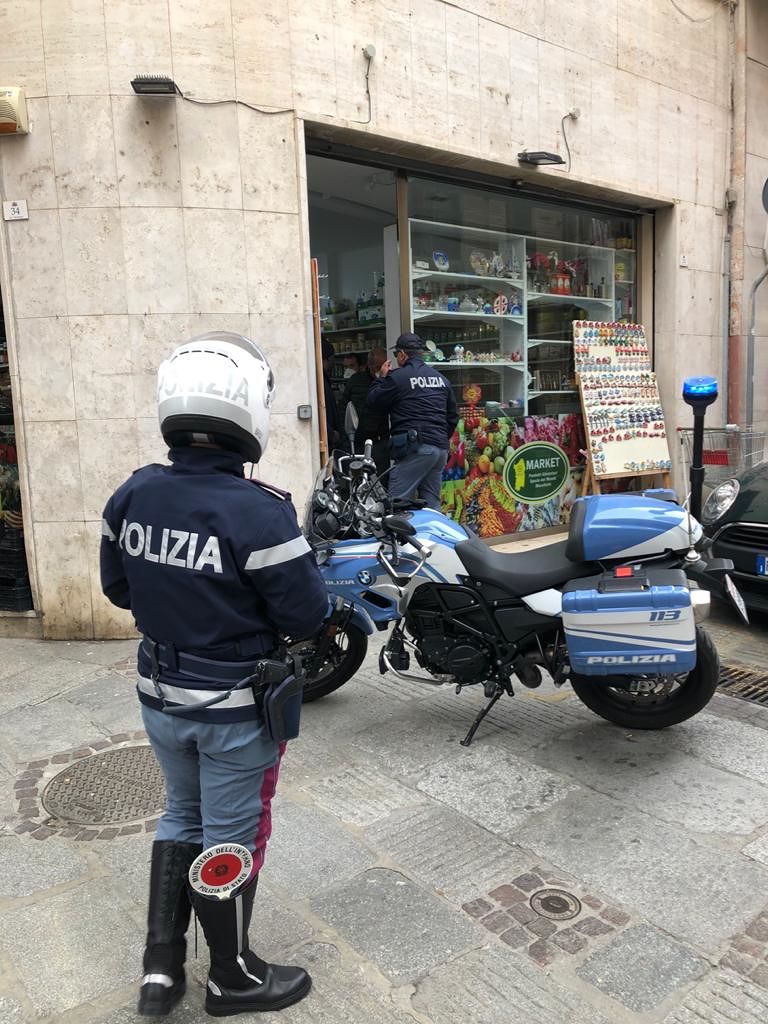 Cagliari, la Polizia sequestra 60 mascherine del Bangladesh in via Baylle: non erano regolari, sanzionato il negozio