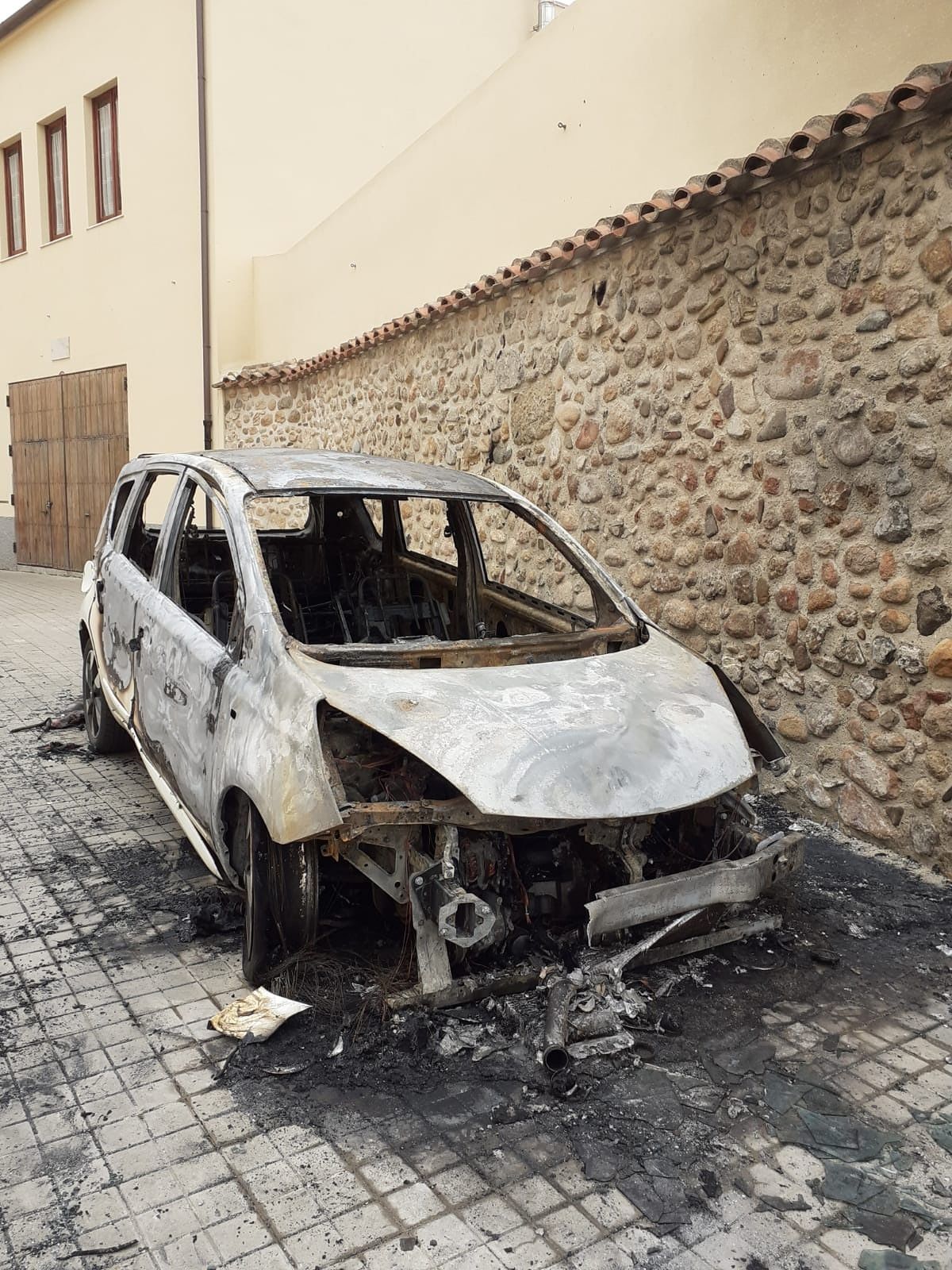 Serramanna, bruciate quattro auto compreso quella del parroco: “Tutto questo è assurdo, intensificate i controlli”