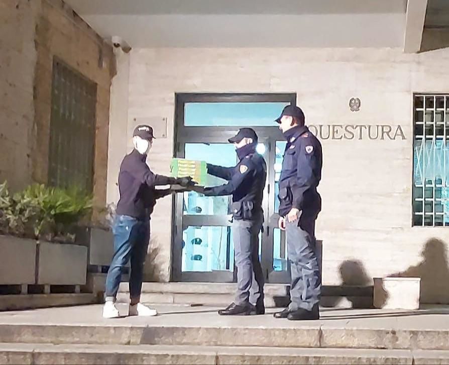 Cagliari, pizze gratis per i poliziotti: “Anche grazie a voi batteremo il Coronavirus”