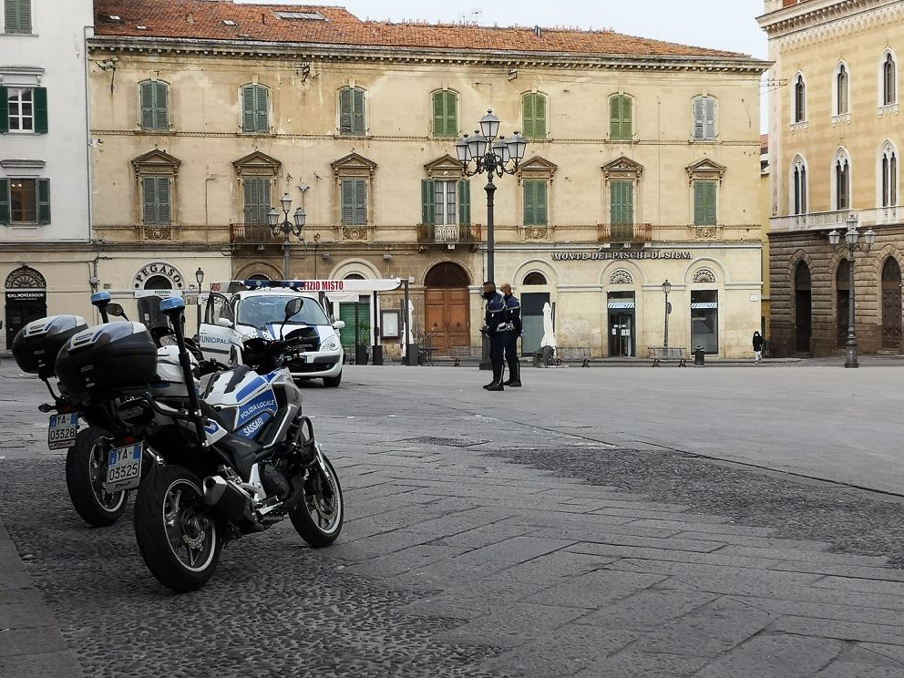 Coppia di sardi si incontra in strada per chiacchierare e fumare, cittadino indignato chiama la polizia