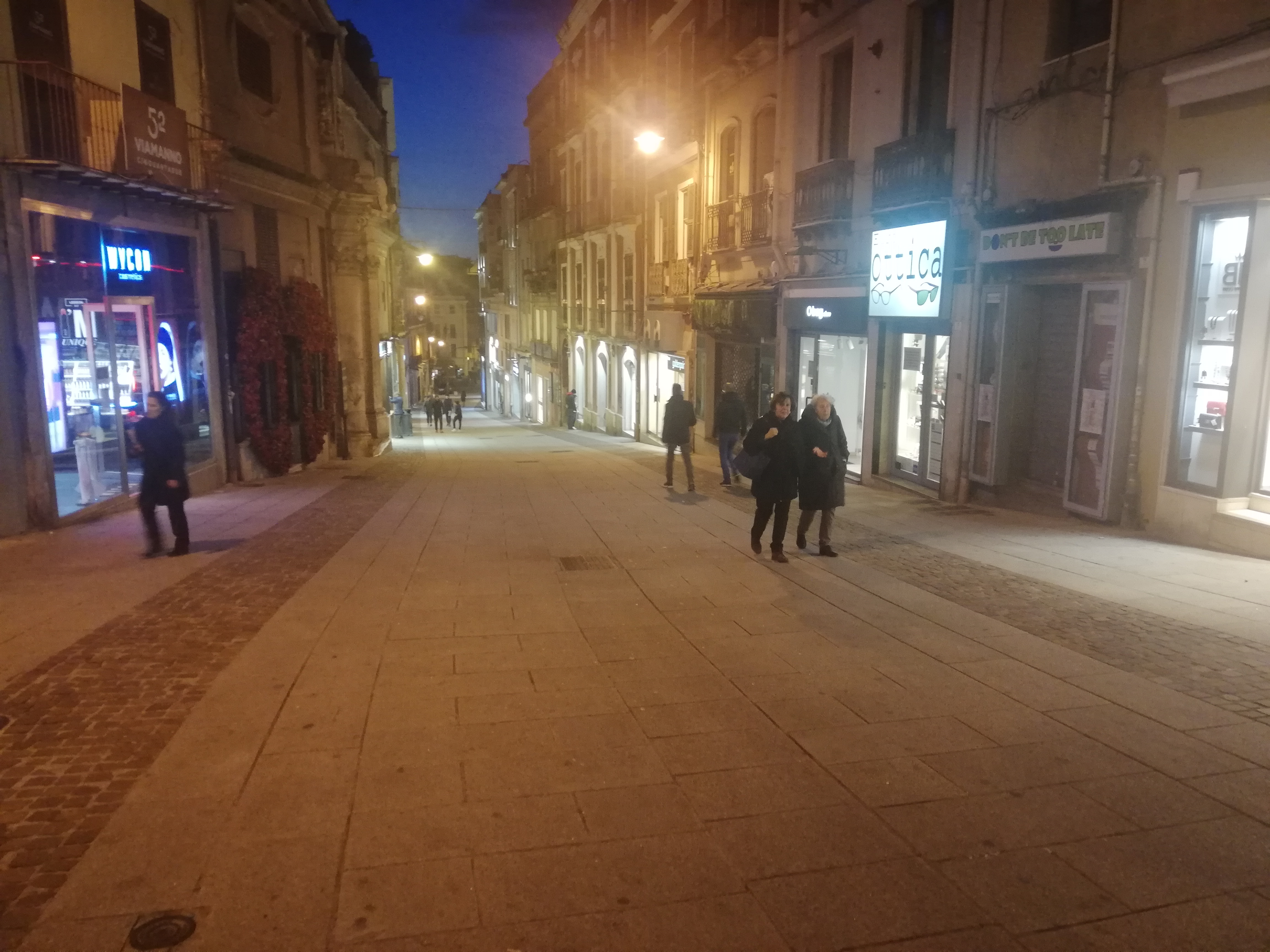 Il Coronavirus spegne Cagliari, strade quasi deserte e molti negozi già chiusi