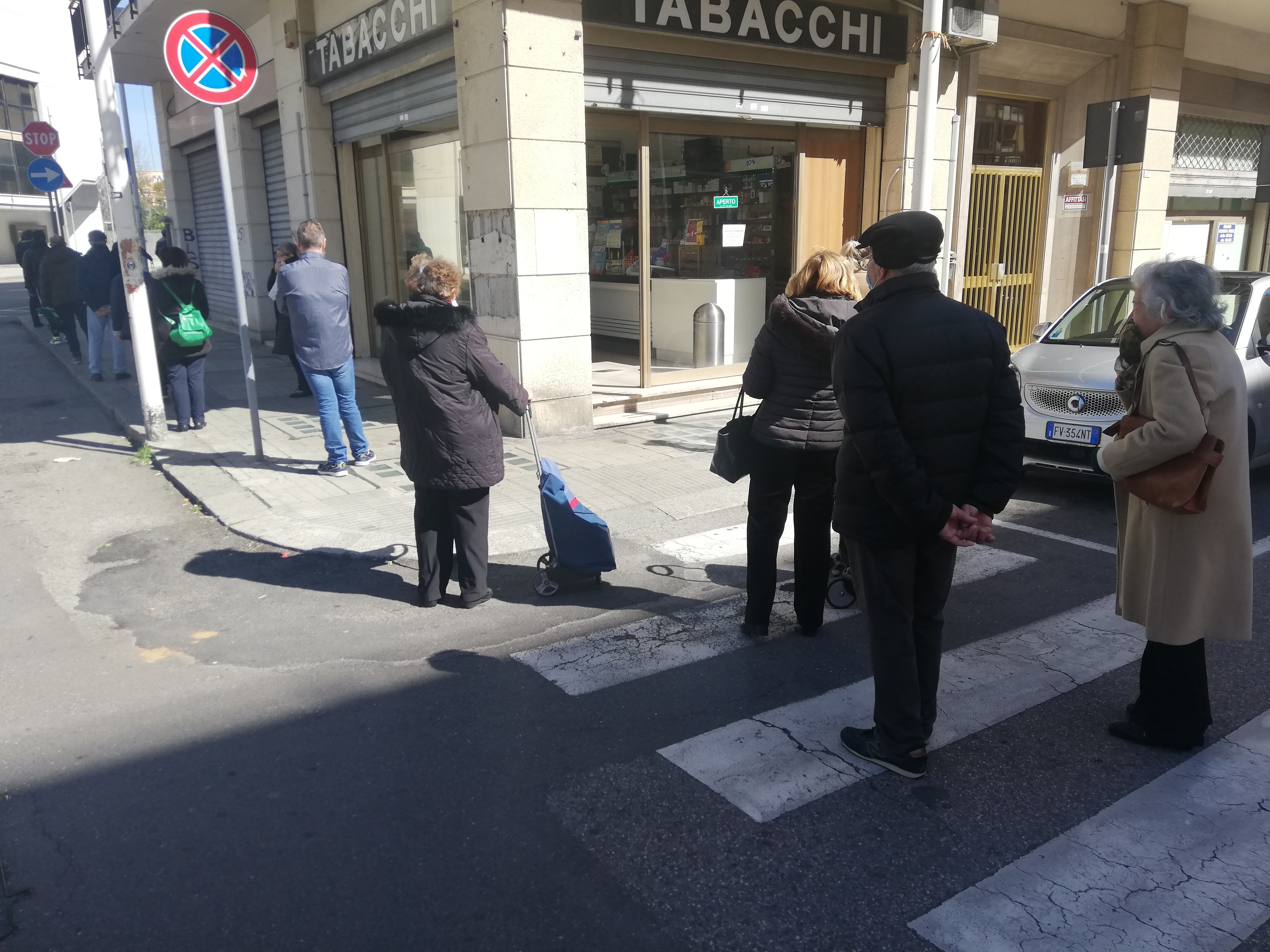 Coronavirus, a Cagliari file fuori dai market e dalle farmacie (VIDEO)