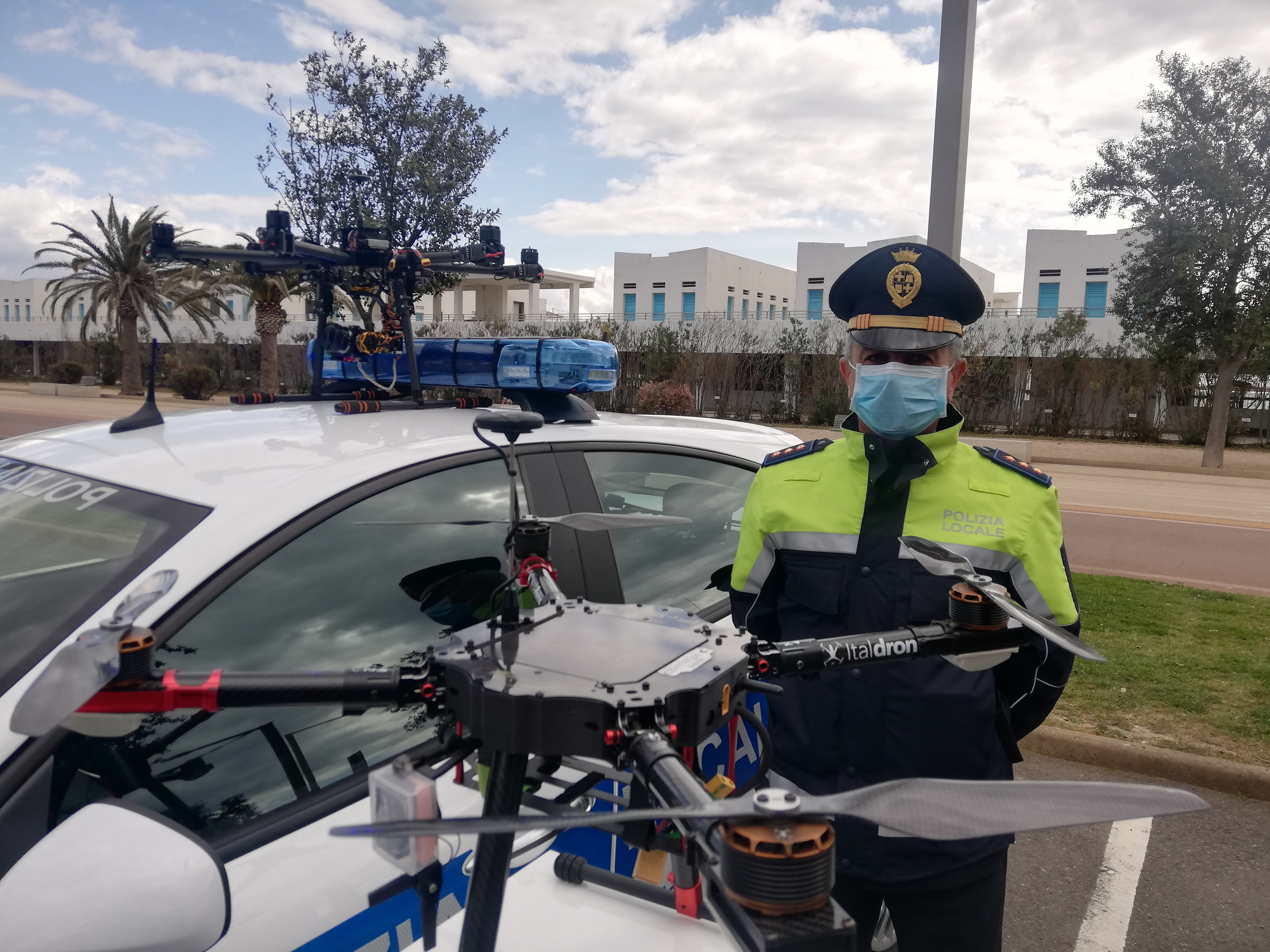 Coronavirus, a Cagliari volano i droni contro i furbetti delle passeggiate: “Misureranno anche la temperatura”