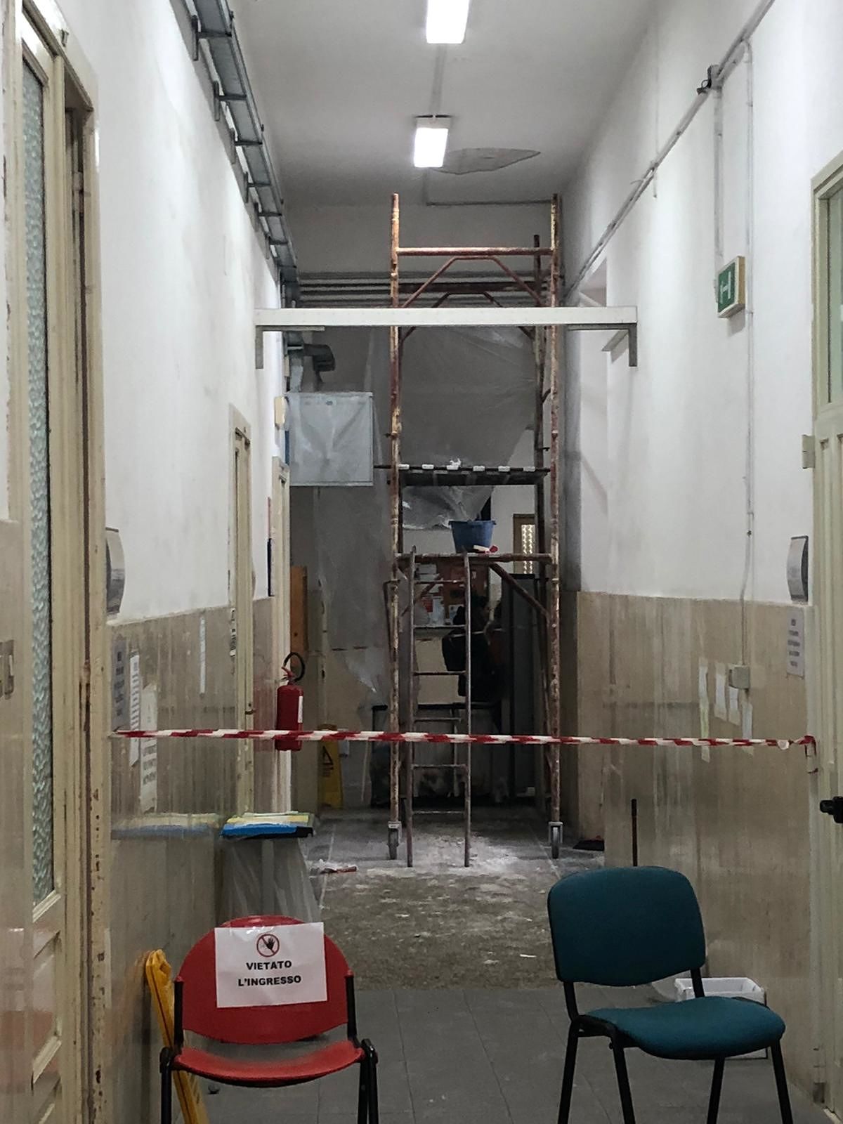 Crollano i calcinacci nel corridoio delle aule di giurisprudenza: “Paghiamo le tasse e studiamo in queste condizioni di sicurezza?”