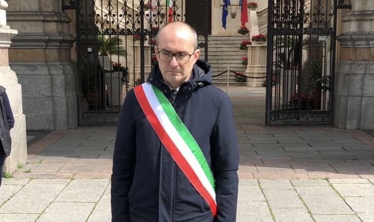 Cagliari, il giorno della tristezza: bandiere a mezz’asta e un minuto di silenzio per ricordare le vittime del Coronavirus