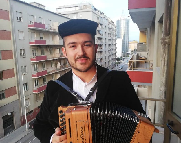 Marco Antonio, musica e canzoni contro la “noia” da Coronavirus: “Forza Cagliari, ce la faremo”