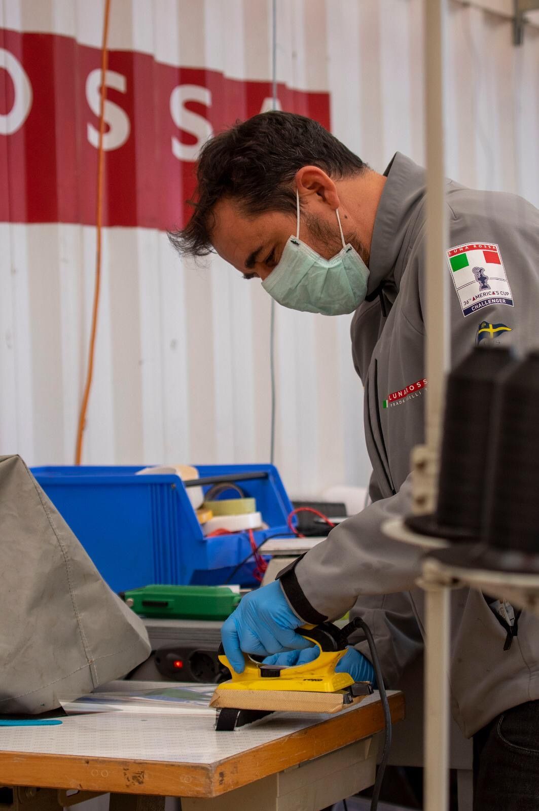 Cagliari, gli “eroi sportivi” di Luna Rossa realizzano e donano visiere al Ss. Trinità