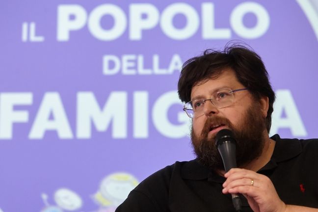 Coronavirus, Adinolfi: “Ora lockdown degli over 65”