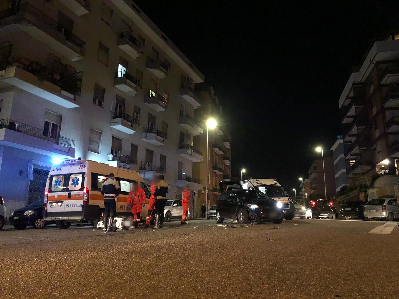 Cagliari, brutto scontro auto-moto in via della Pineta: c’è un ferito