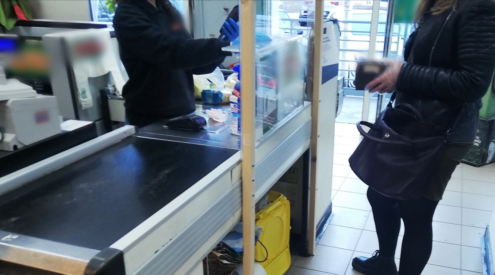 Coronavirus, in un market di Cagliari spunta la barriera in plexiglass alle casse