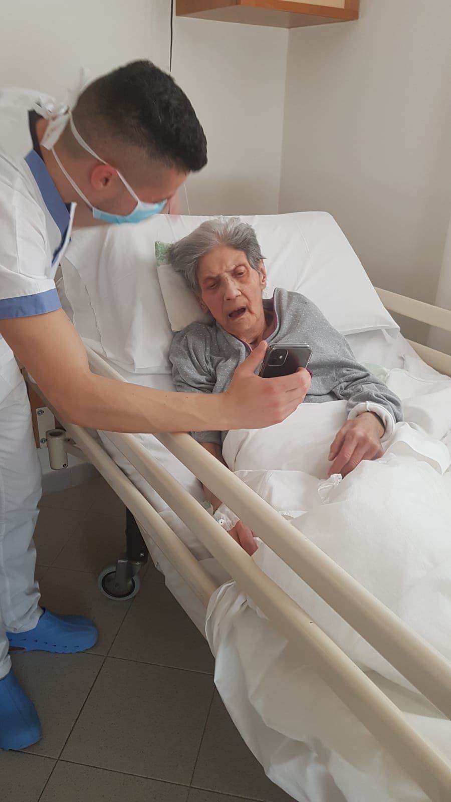 Covid-19, “nessun caso in due Rsa di Sassari e Silanus”. Gli anziani sperimentano la chiamata su whatsapp