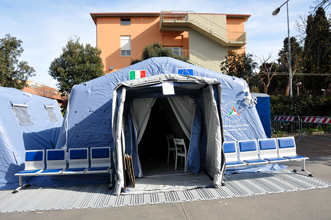 Coronavirus, allestite dalla protezione civile 39 tende pre-triage davanti a ospedali, carceri e porti sardi