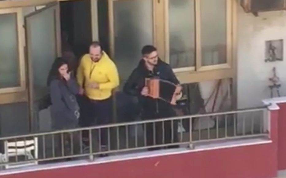 Tutti a casa per il Coronavirus? A Cagliari c’è chi balla e canta nel balcone