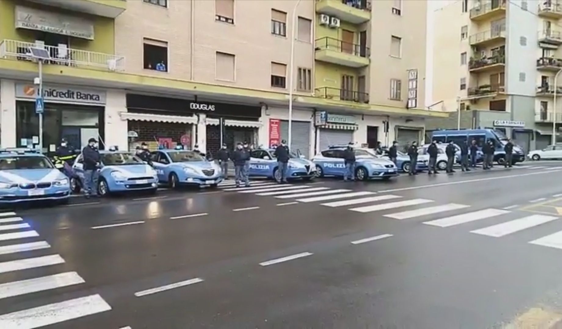 Cagliari, l’omaggio dei poliziotti agli infermieri e medici in lotta contro il Coronavirus: “concerto” di sirene