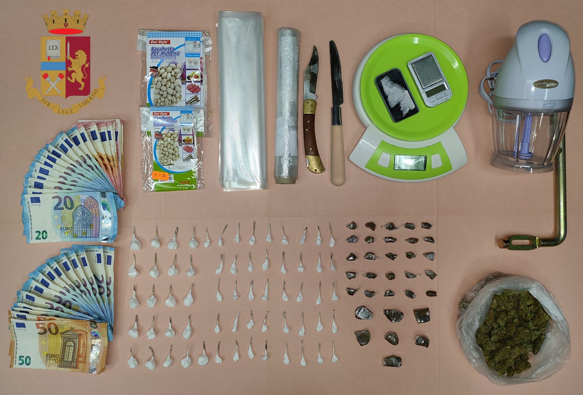 Cagliari, un intero appartamento usato come market della droga: arrestati due giovanissimi