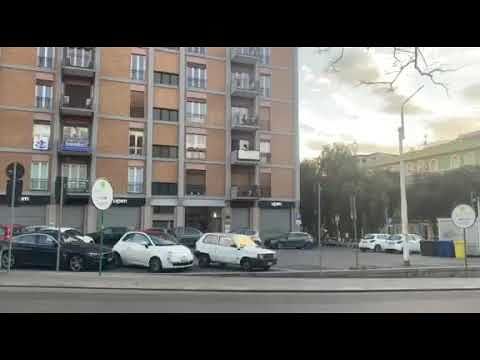 Cagliari, in piazza Repubblica musica dai balconi anti Coronavirus: “Lasciatemi cantare, io sono un italiano…” (VIDEO)