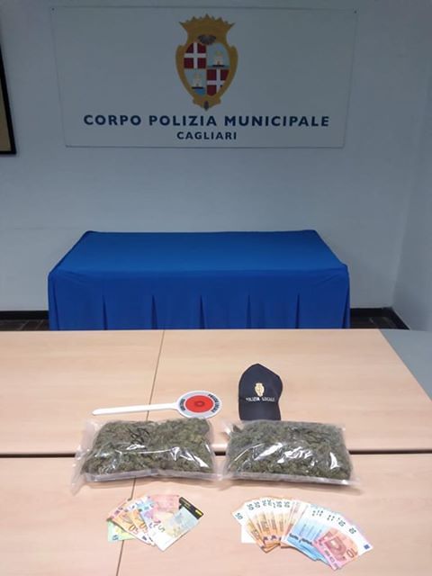 Cagliari, fermati dalla Polizia Locale scappano a Santa Gilla: gettano un kg di droga dalla Mercedes, arrestati
