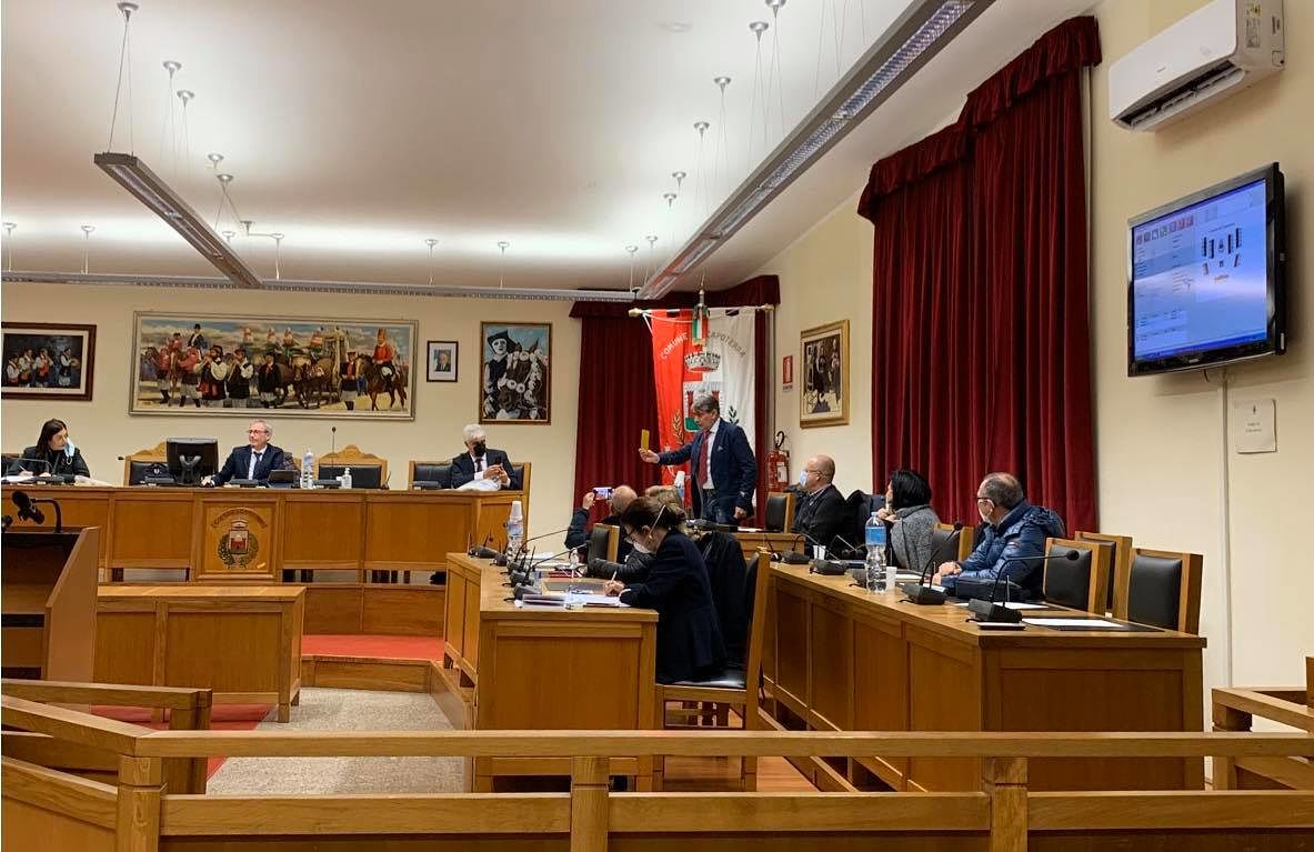 Capoterra, mozione di sfiducia al presidente Piano e in Aula arriva il cartellino giallo di Littarru