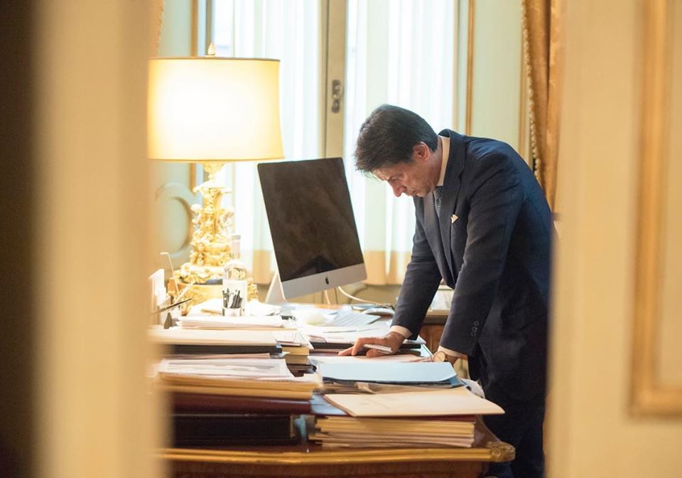 Lavoratori allo stremo, Conte risponde: “Domande da lunedì 30 marzo, pagamenti entro il 15 aprile”