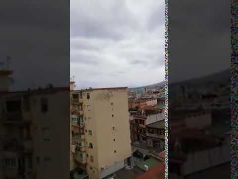 Coronavirus, la creatività degli italiani non ha limiti: confinati ma cantano alle finestre per darsi coraggio