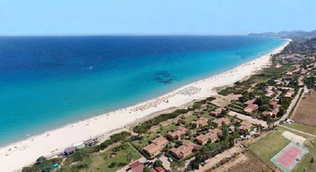 Coronavirus, la fuga in Sardegna dalla penisola: scattano le verifiche su 200 auto a Costa Rei