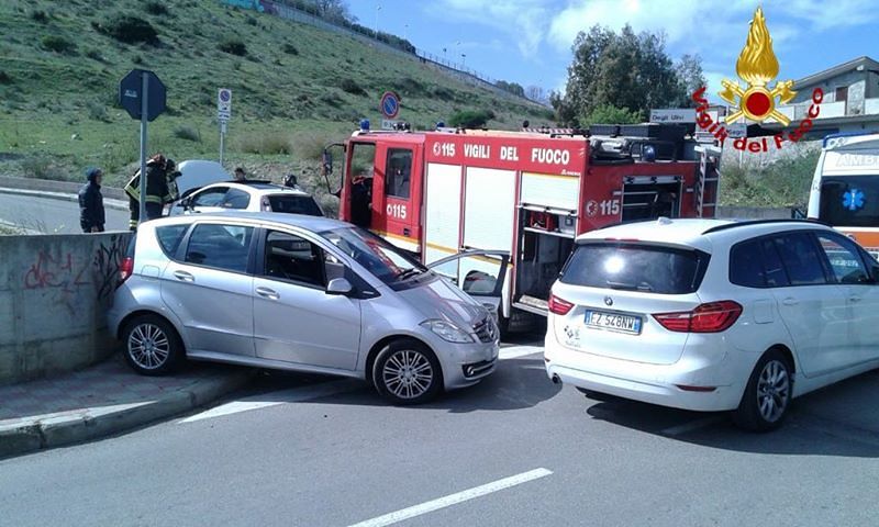 Incidente stradale a Pirri, così i vigili del fuoco hanno salvato un ferito estraendolo dalle lamiere