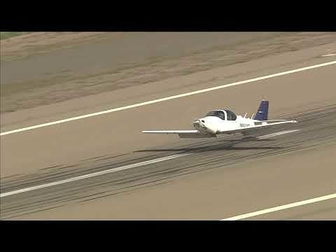 Emergenza a bordo, l’aeroplano atterra senza carrello: il video