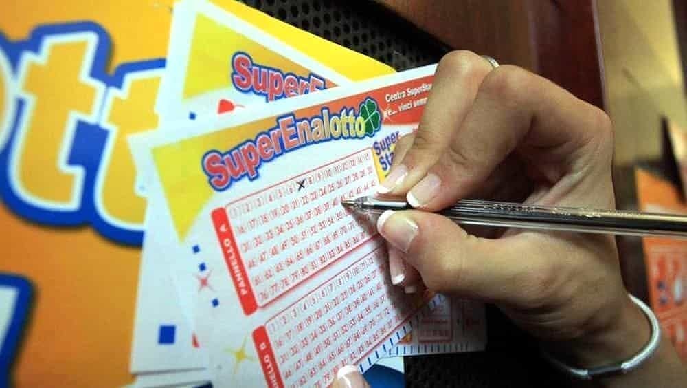 Coronavirus, stop a Lotto e Superenalotto: sospese anche le giocate online
