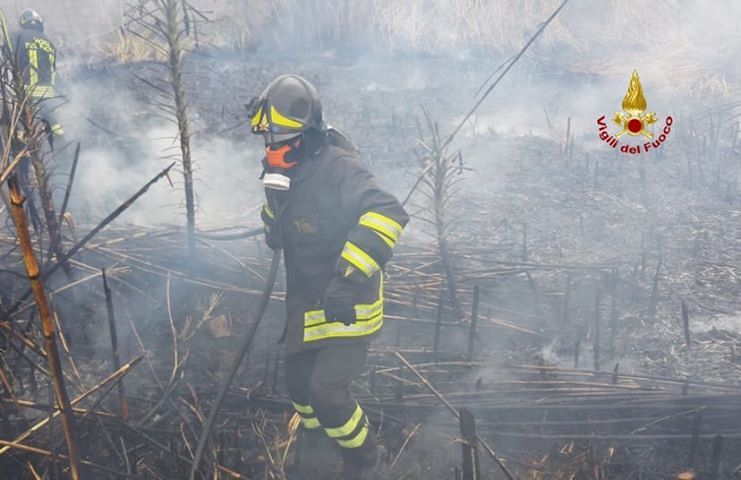 Paura a Flumini, maxi incendio nel litorale: le fiamme sfiorano alcune villette