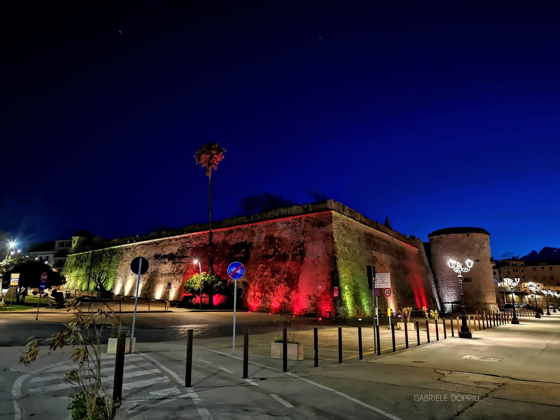 Mura e torri illuminate con il tricolore: Alghero unita nell’emergenza Coronavirus