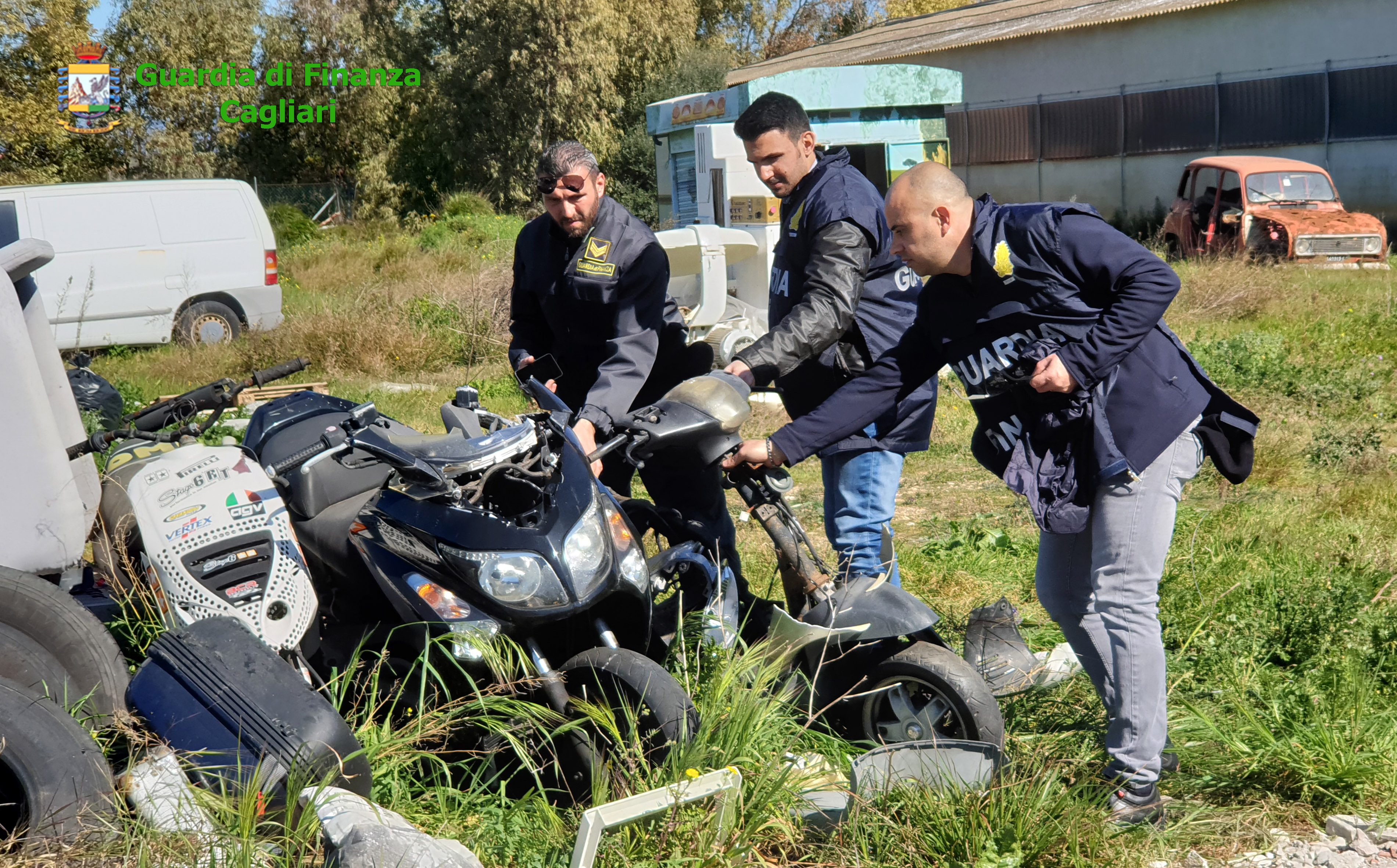 Cagliari, mega discarica di rifiuti e officina abusiva: nei guai in due, uno col reddito di cittadinanza