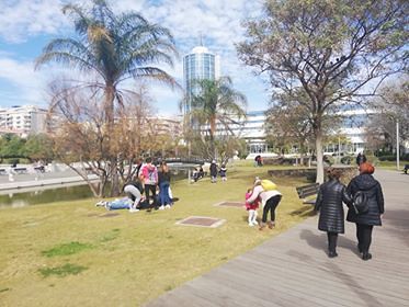 Coronavirus, Truzzu a mamme e papà di Cagliari: “Bene i bambini al parco, ma separateli”